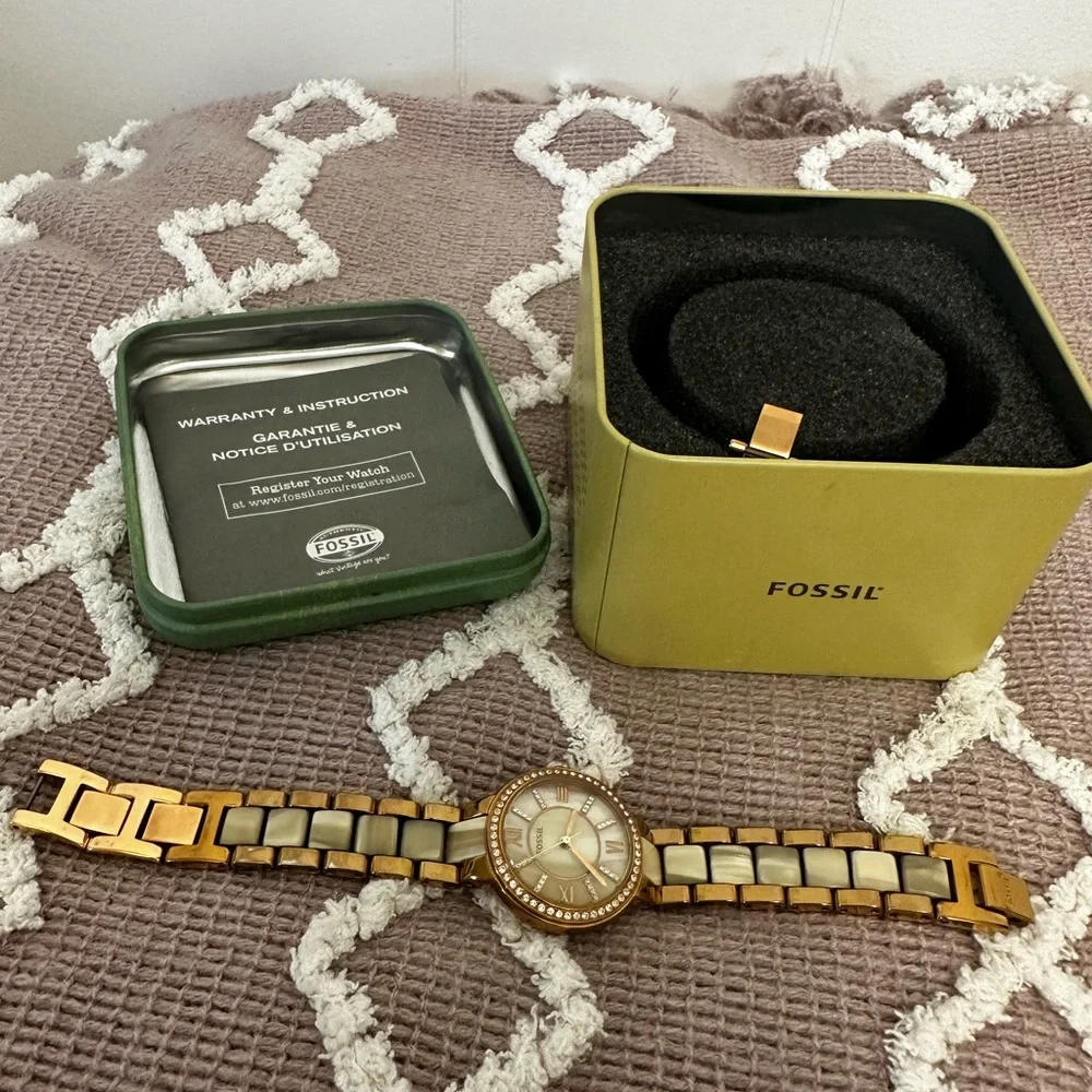 Women’s Fossil Watch - Picture 6 of 7